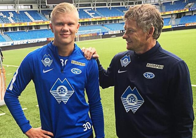 科贝记者：法兰克福球迷往巴萨球迷区投掷杂物甚至发射焰火（科贝记者称：法兰克福球迷向巴萨看台抛掷杂物并燃放焰火）