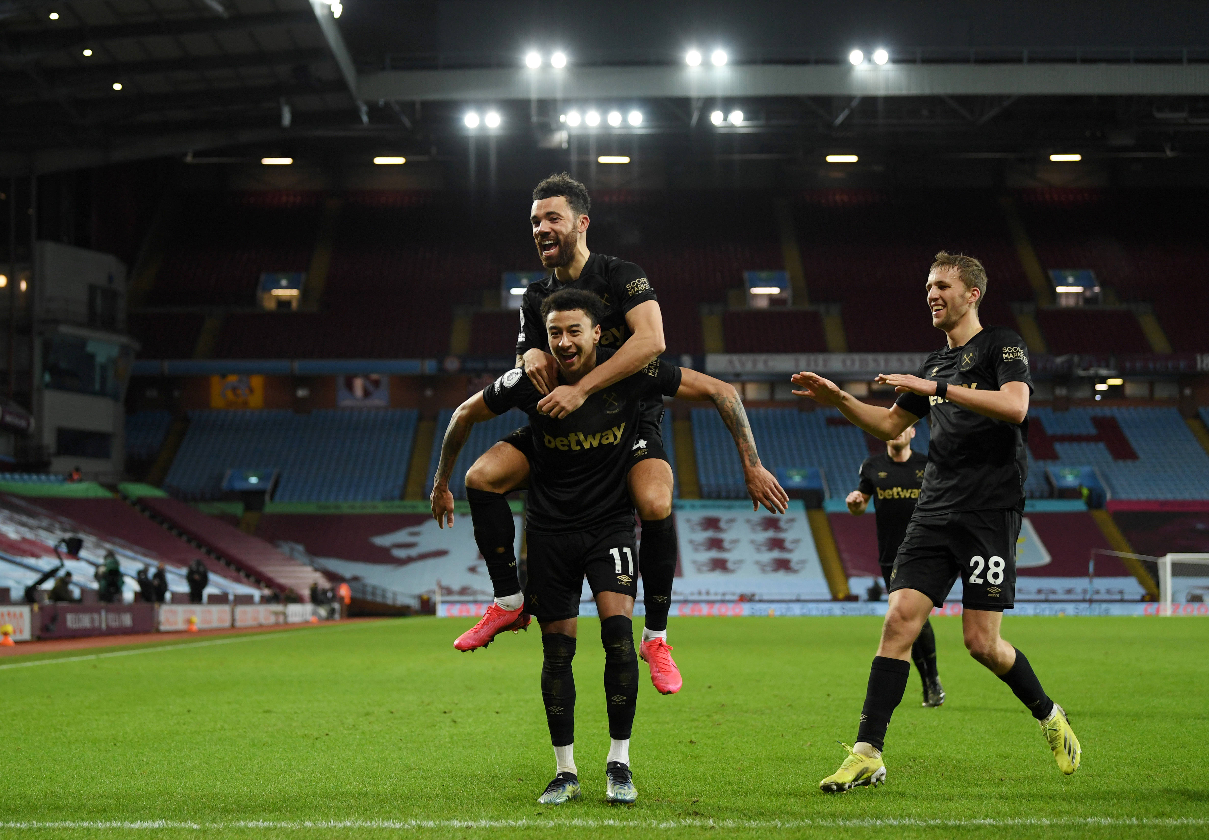 篮球火箭新援表现稳定，逐渐融入体系（火箭新援稳定输出，逐步融入球队体系）