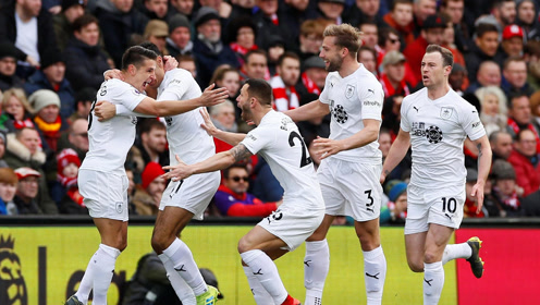 巴甲半场：维尼修斯开场染红，十人塞阿拉暂0-0巴西国际（巴甲半场战报：维尼修斯开场即染红，十人塞阿拉暂与巴西国际互交白卷）