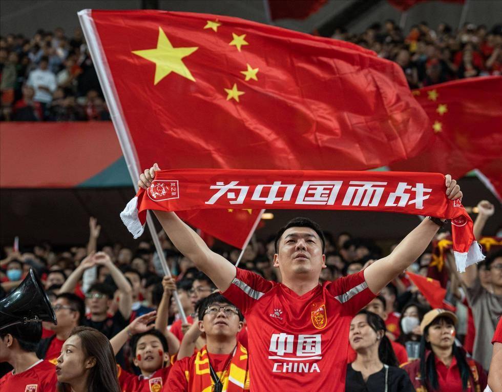 伤愈归来！阿方索·戴维斯时隔262天后重回拜仁大名单（阔别262天，阿方索·戴维斯复出重返拜仁大名单）