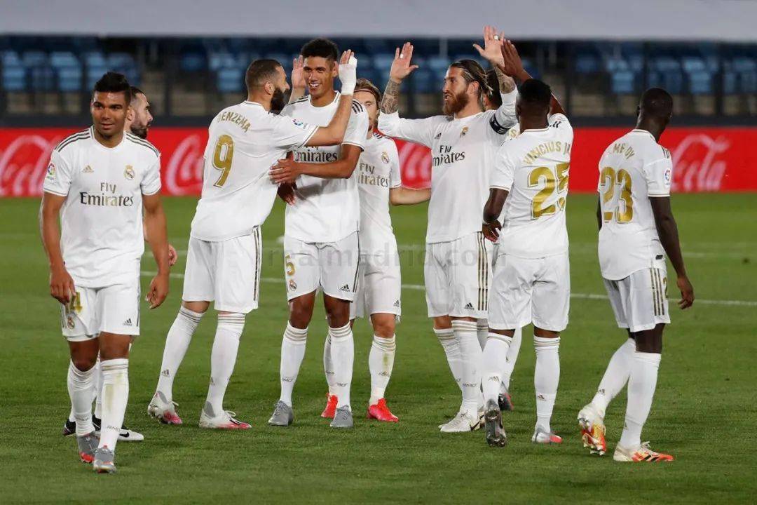 躺着进球，热那亚前锋科隆博在倒地情况下一脚完成破门