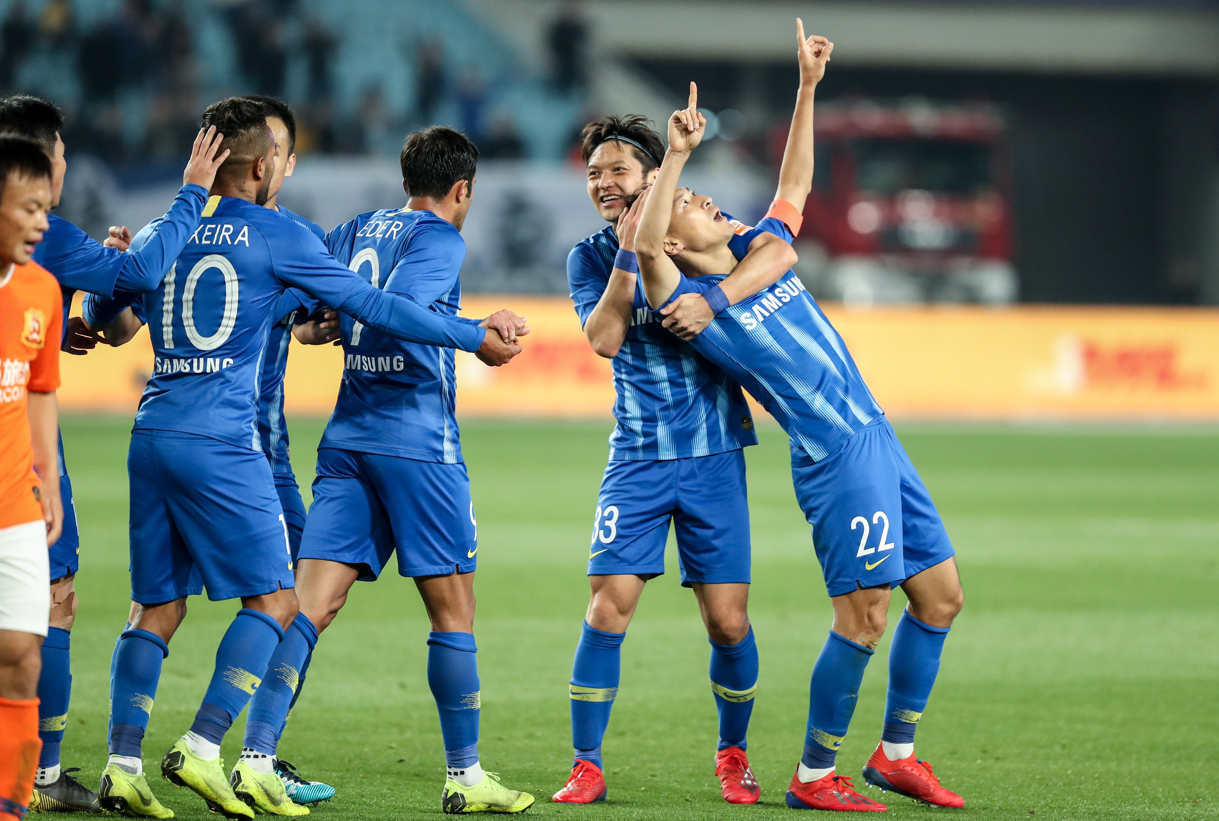 记者：申花本周二结束假期，重新集结备战今年的亚冠收官战（记者：申花周二收假归队，再度集结冲刺今年亚冠收官战）