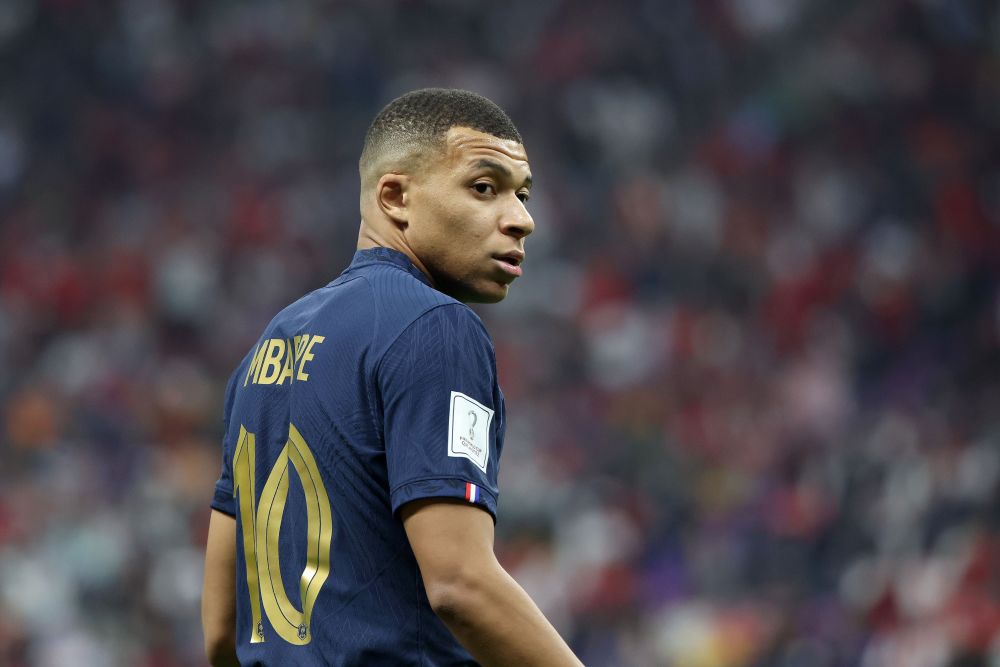 越来越大了，泰州高速口已经搭好巨幅“苏超”冠军标语（泰州高速口挂起巨幅“苏超”冠军标语，声势再升级）