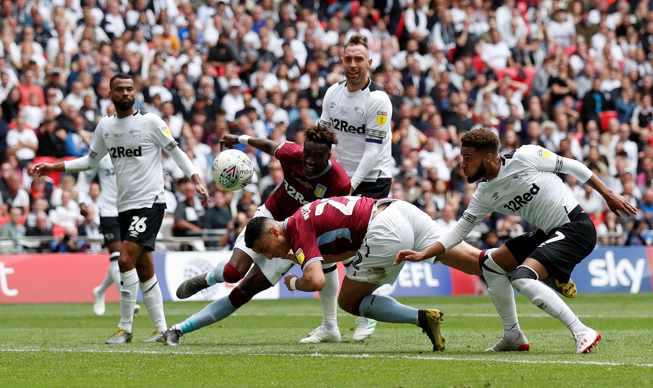 中超球队阵容分析：武汉三镇近期变化,（中超观察：武汉三镇阵容近期动向解读）