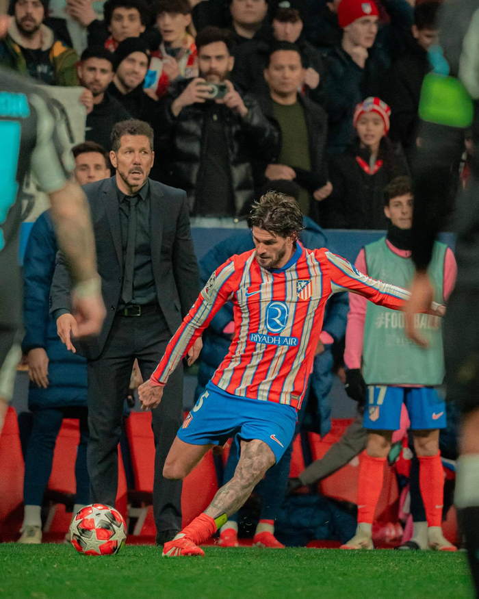 足球欧冠小组榜首争夺白热化（欧冠各组头名争夺战愈演愈烈）