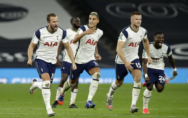 蛇精灵大战红魔鬼！意甲官方发布米兰德比预热海报（蓝黑蛇对阵红魔！意甲官方释出米兰德比预热海报）