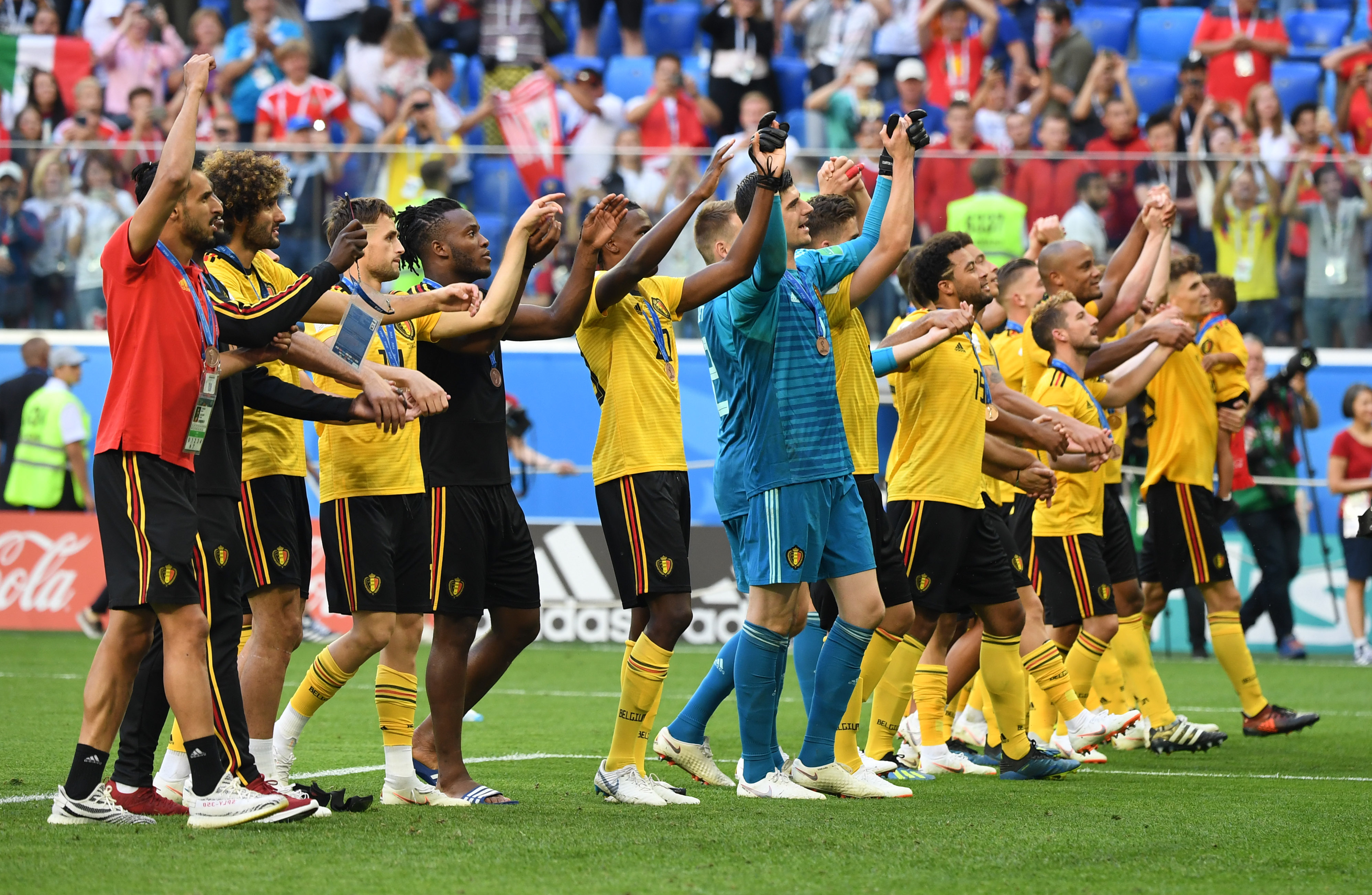 国足大换血！邵佳一破格提拔3大新星， 球迷：比归化球员强多了！（国足阵容洗牌！邵佳一火线起用三名新星，球迷称：实力全面压过归化球员）